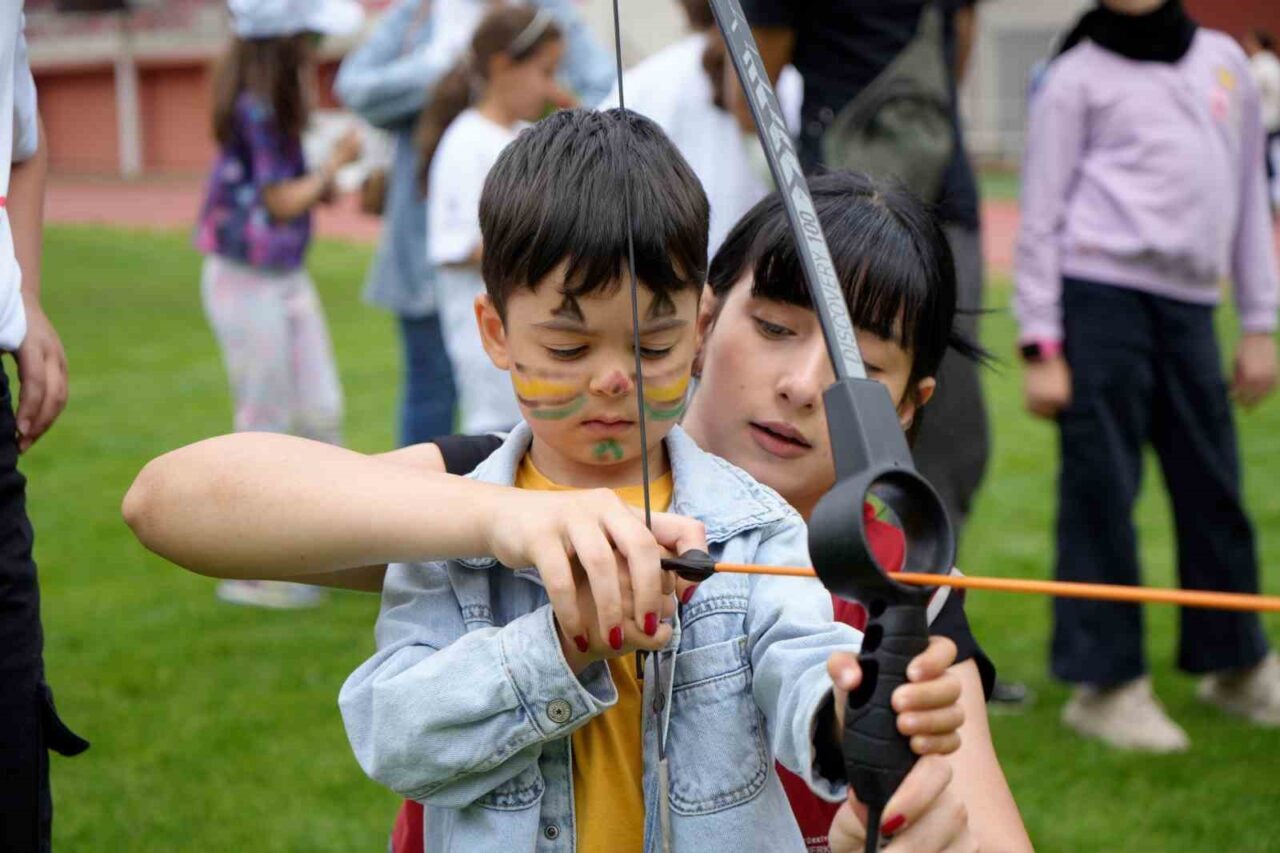 Gümüşhane’de çocuklar için düzenlenen Gençlik Spor Festivali, çocukların yanında aileleri