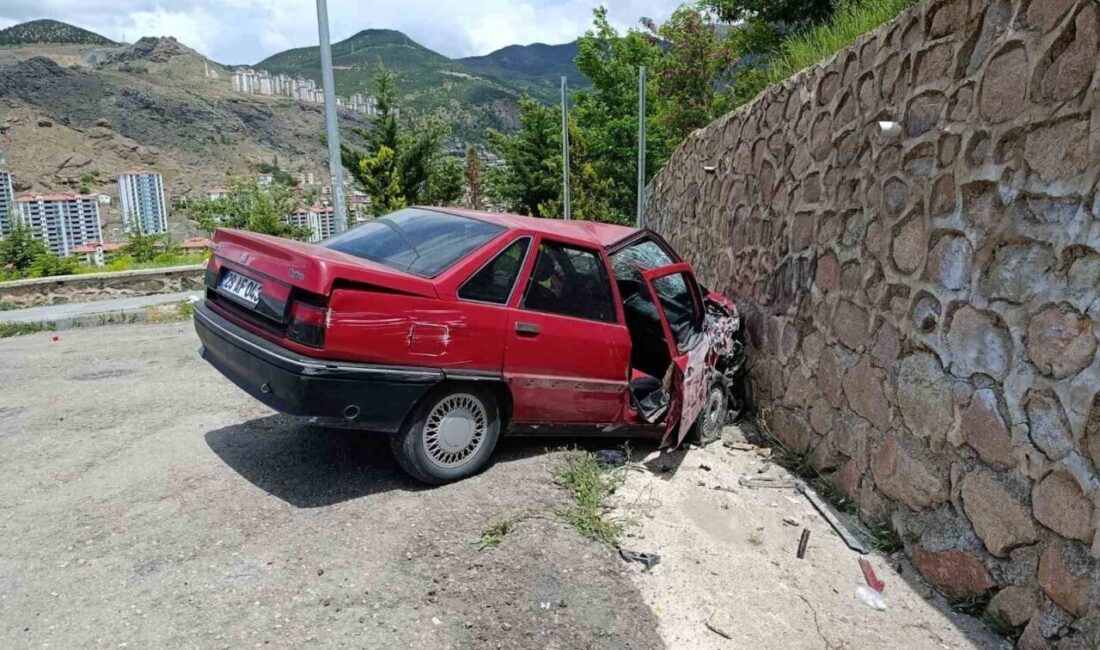 Gümüşhane’nin Süleymaniye Mahallesi’nde kontrolden çıkan otomobilin duvara çarpması sonucu 2