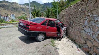 Gümüşhane’nin Süleymaniye Mahallesi’nde kontrolden çıkan otomobilin duvara çarpması sonucu 2