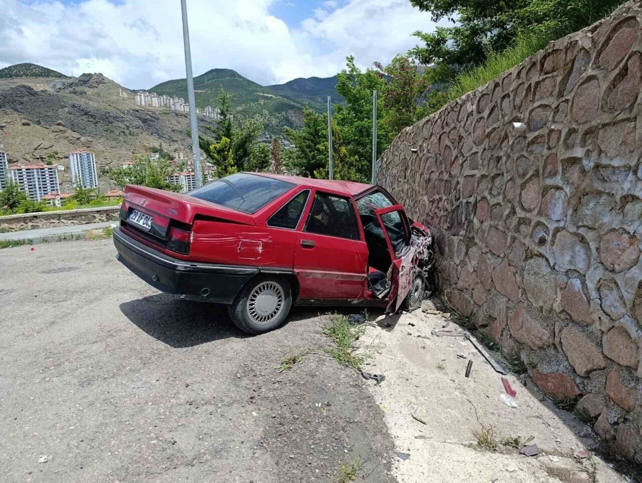 Gümüşhane’nin Süleymaniye Mahallesi’nde kontrolden çıkan otomobilin duvara çarpması sonucu 2