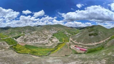 Gümüşhane merkeze bağlı Sarıçiçek köyü, vadi boyunca adını aldığı sarı