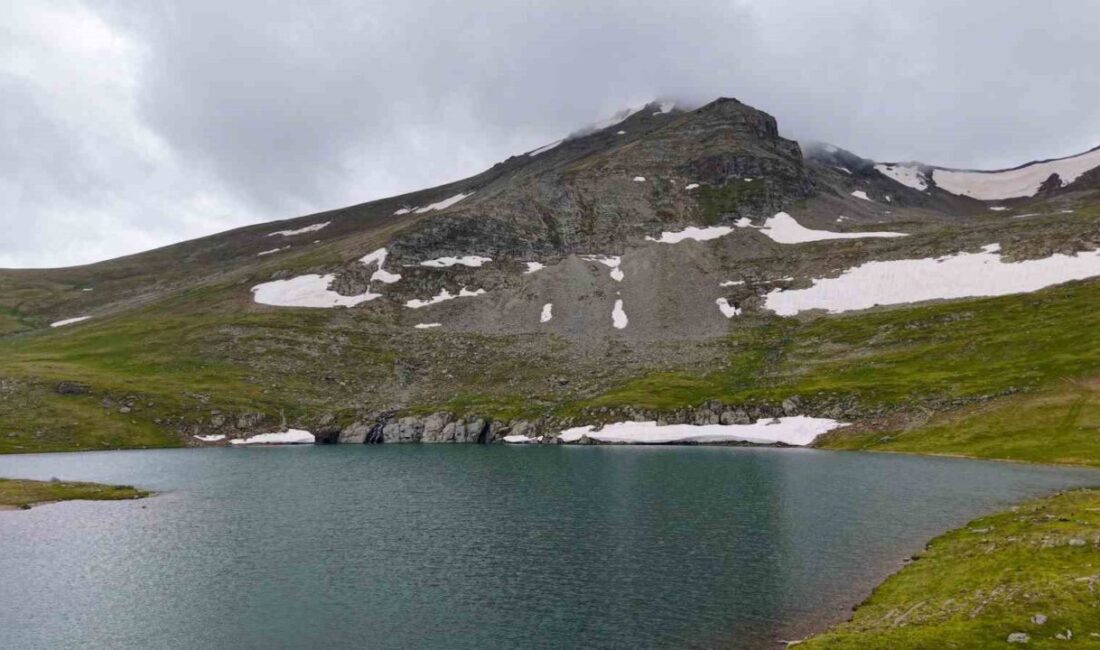 Gümüşhane’nin 2 bin 553 metre rakımındaki Çakırgöl Gölü, yaz aylarında