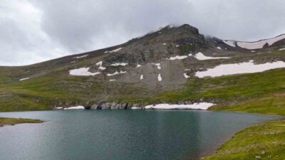 Gümüşhane’nin 2 bin 553 metre rakımındaki Çakırgöl Gölü, yaz aylarında