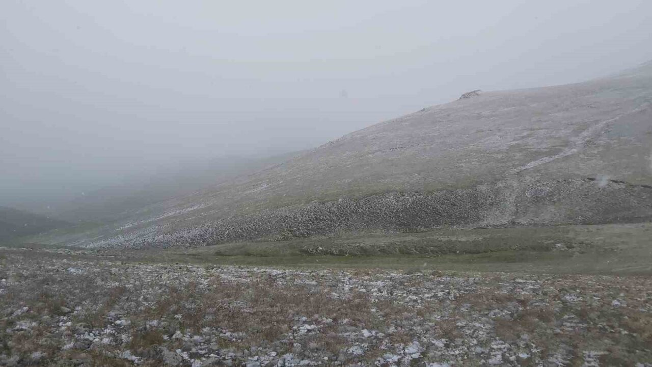 Gümüşhane’nin zirvelerine Haziran ayında yağan kar şaşkınlık oluşturdu. Çakırgöl ve