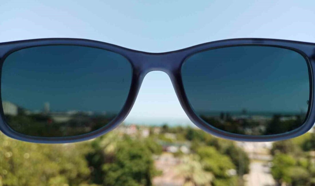 Göz Hastalıkları Uzmanı Opr. Dr. Serdar İlgüy, güneş gözlüğünün bir