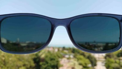 Göz Hastalıkları Uzmanı Opr. Dr. Serdar İlgüy, güneş gözlüğünün bir