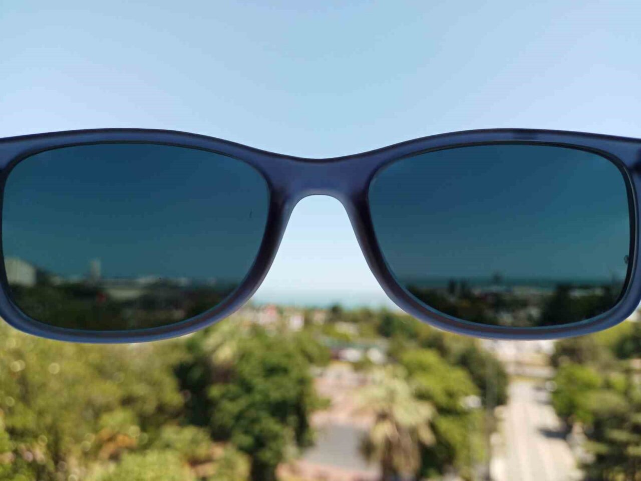 Göz Hastalıkları Uzmanı Opr. Dr. Serdar İlgüy, güneş gözlüğünün bir