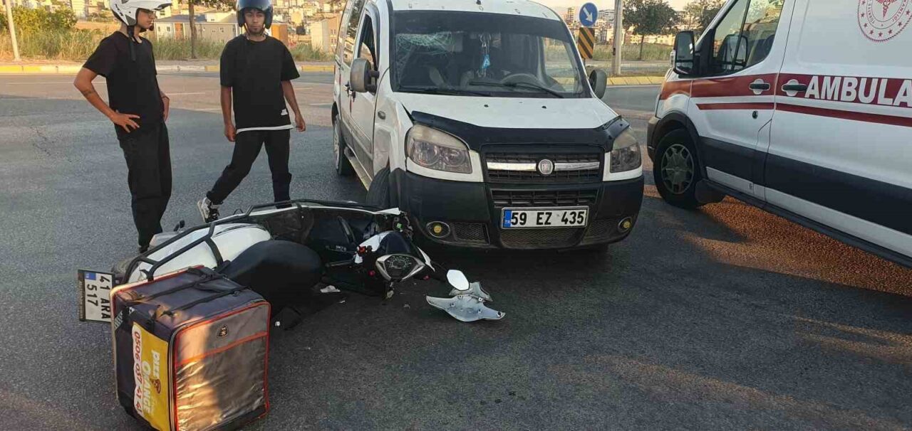 Kocaeli’nin Çayırova ilçesinde hafif ticari araç ile çarpışan motosikletin sürücüsü