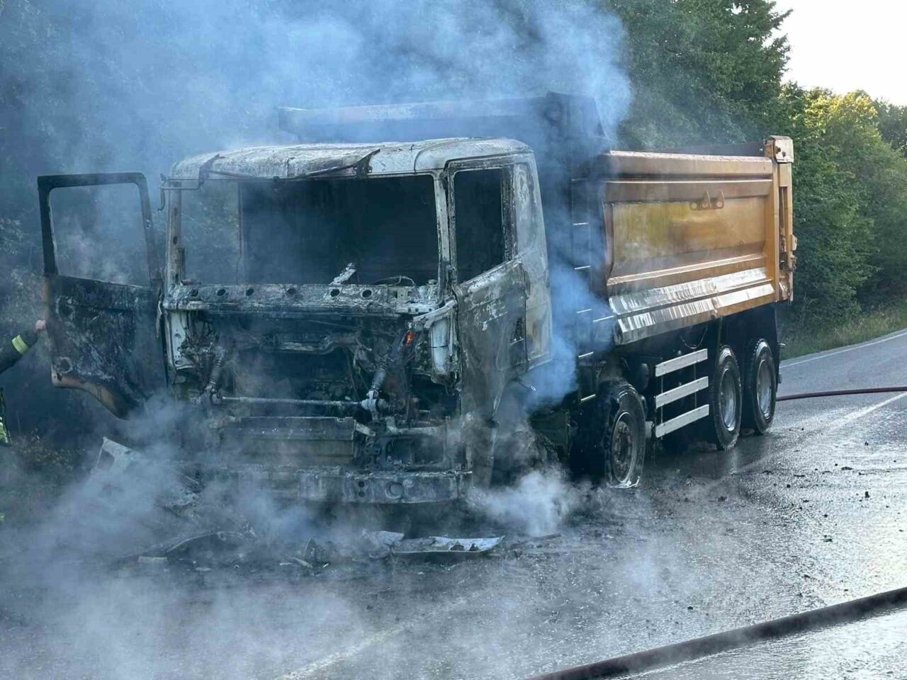 Kocaeli’nin Körfez ilçesinde alev alev yanan hafriyat kamyonu kullanılamaz hale