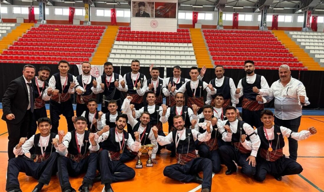 Halk oyunları yarışmasında Erzincangücü Spor Kulübü, gençler ve büyükler kategorisinde şampiyon oldu Kars’ta düzenlenen Kulüpler Arası Halk Oyunları Bölge Yarışması’nda Erzincangücü Spor