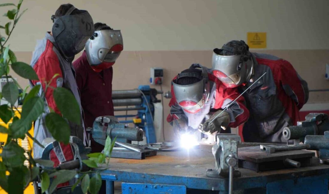 Bayburt Mesleki ve Teknik Anadolu lisesi öğrencileri, okulda mesleğe dair
