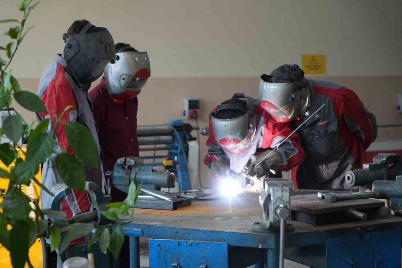 Bayburt Mesleki ve Teknik Anadolu lisesi öğrencileri, okulda mesleğe dair