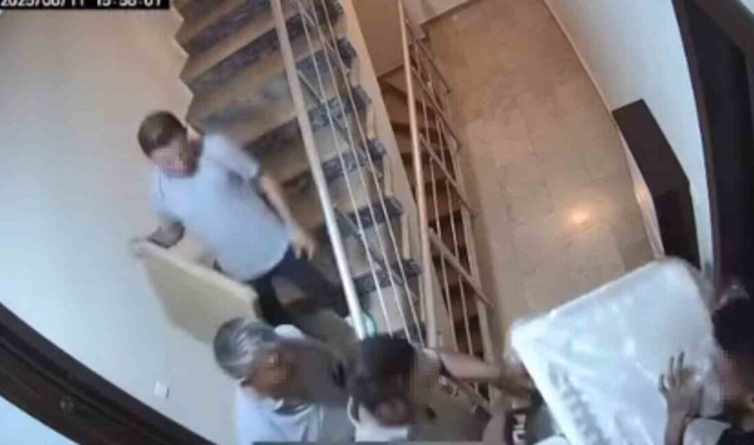 Kocaeli’de beyaz eşya teslim ettikleri binadan “Hoşuma gitti” diyerek terlik