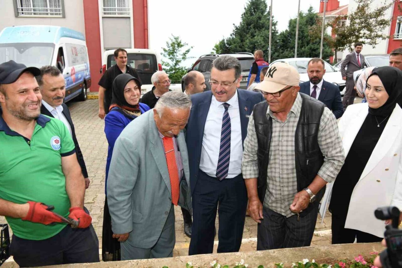 Trabzon Büyükşehir Belediye Başkanı Ahmet Metin Genç, Babalar Günü dolayısıyla