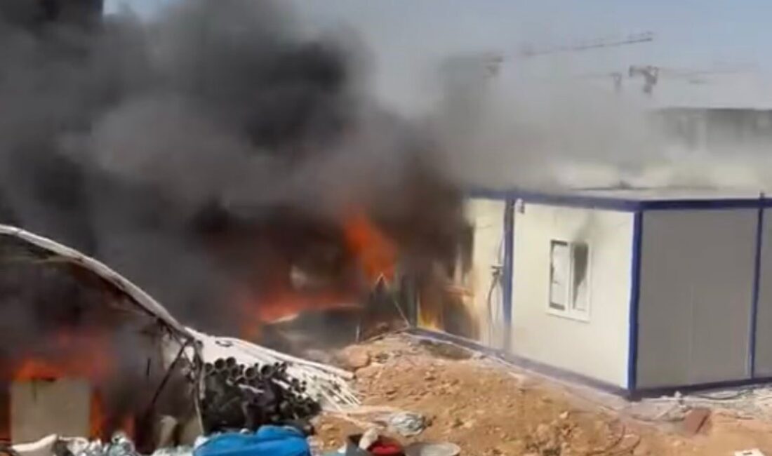 Malatya’da bir inşaat şantiyesindeki konteynerde çıkan yangın büyümeden kontrol altına