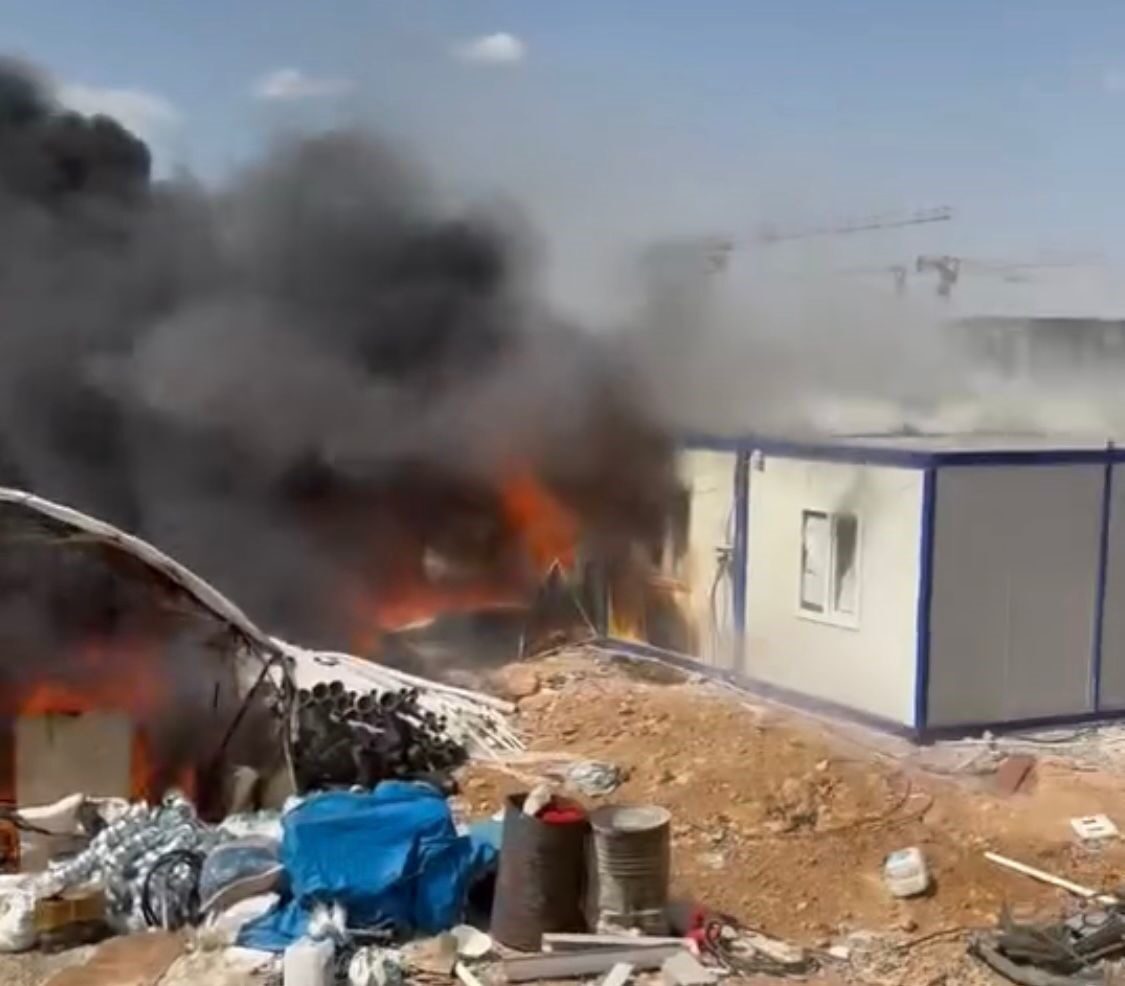 Malatya’da bir inşaat şantiyesindeki konteynerde çıkan yangın büyümeden kontrol altına