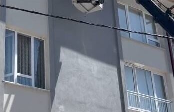 Sivas’ta bir kuş, apartmanın çatısında ipe takılarak mahsur kaldı. Kuş,