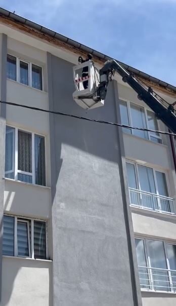 Sivas’ta bir kuş, apartmanın çatısında ipe takılarak mahsur kaldı. Kuş,
