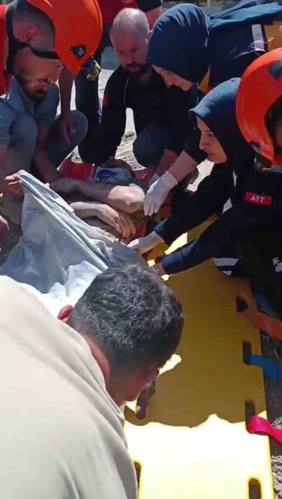 Gümüşhane’de dere ıslahı çalışması sırasında iş makinesinin elektrik tellerine temas