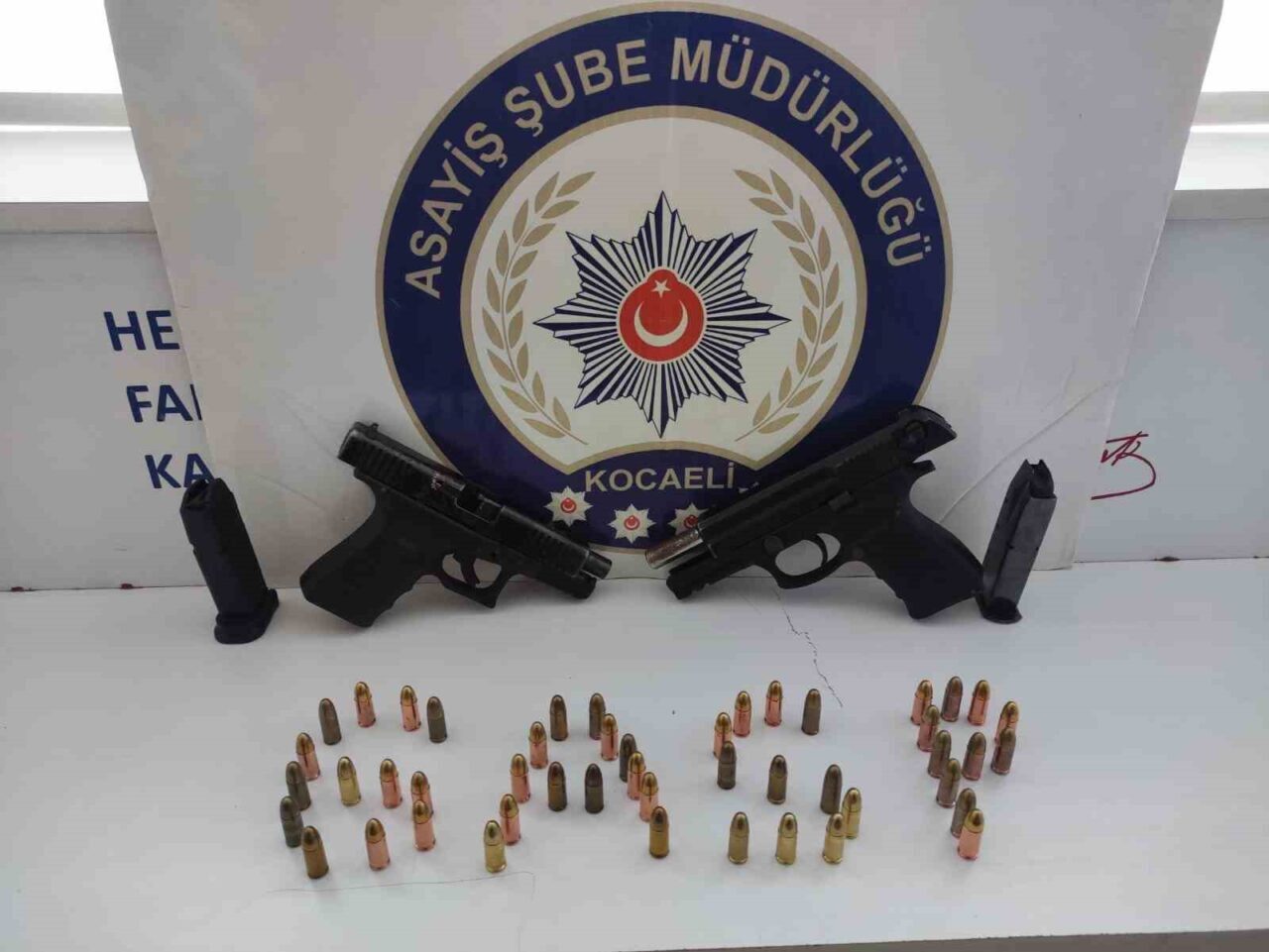 Kocaeli’nin Darıca ilçesince iş yeri kurşunlayan 2 şüpheli operasyonla yakalanarak