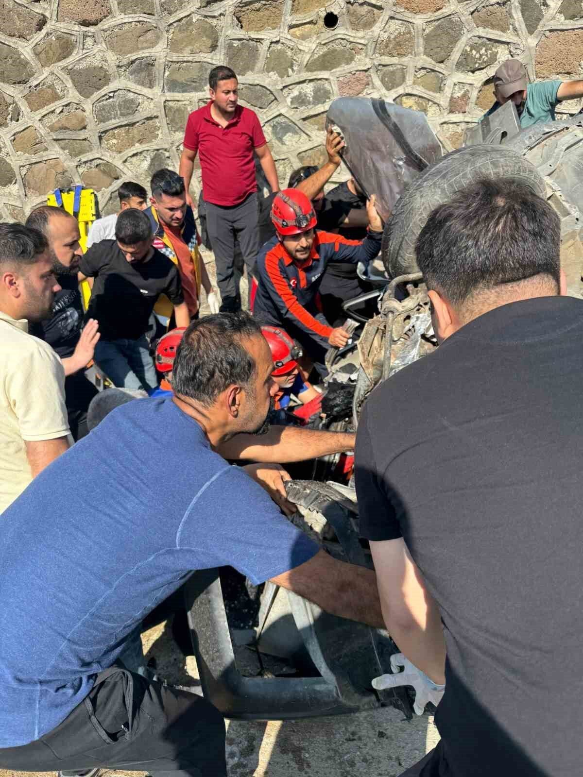 Tunceli’de sürücüsünün direksiyon hakimiyetini kaybettiği araç istinat duvarına çarptı. Kazada