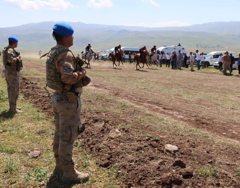 Erzurum’da jandarma ekipleri son günlerde ilçelerde düzenlenen etkinlikte huzur ve