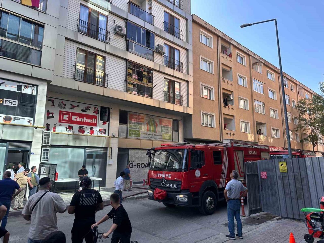 Kocaeli’nin Gebze ilçesinde bir kafenin deposunda yangın çıktı. Olay, Sultan