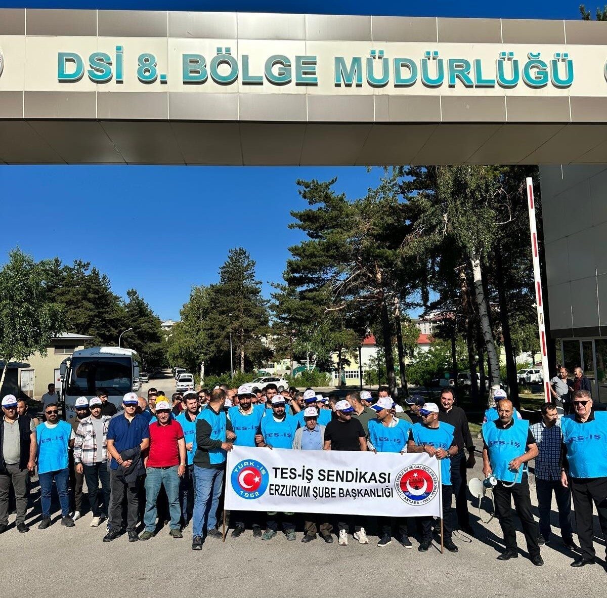 Türk-İş’e bağlı Tes-İş Sendikası üyeleri Erzurum’da bir basın açıklaması yaparak