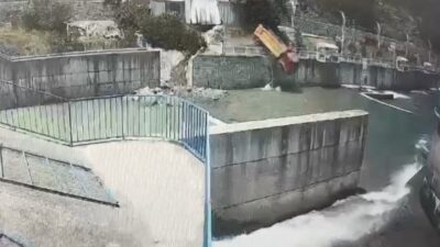 Artvin’in Murgul ilçesinde kontrolden çıkan kamyon dereye uçtu. Kaza anı