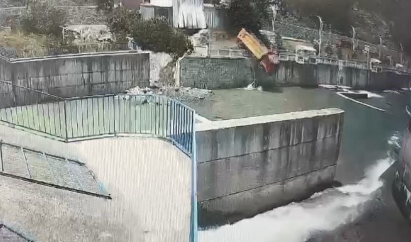 Artvin’in Murgul ilçesinde kontrolden çıkan kamyon dereye uçtu. Kaza anı