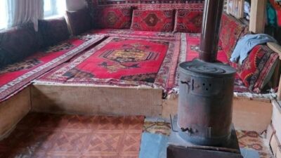 Sivas’ın Divriği ilçesinde bir evin kapısını açamayınca duvarı delerek içeri