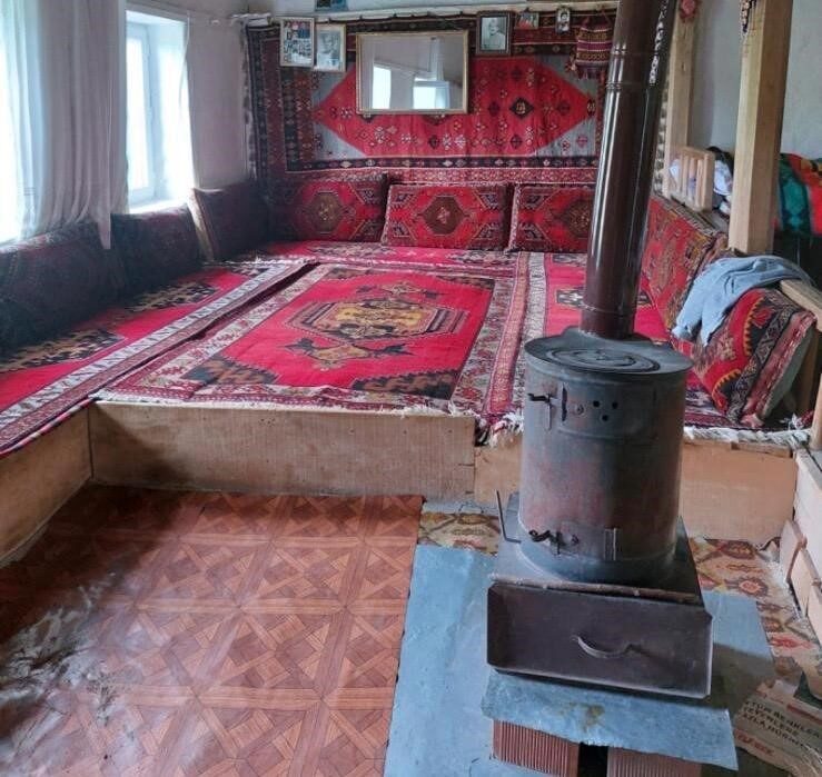 Sivas’ın Divriği ilçesinde bir evin kapısını açamayınca duvarı delerek içeri