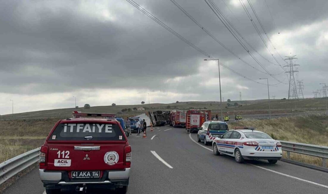 Kocaeli’nin Gebze ilçesinde karpuz yüklü tırın devrilmesi sonucu meydana gelen