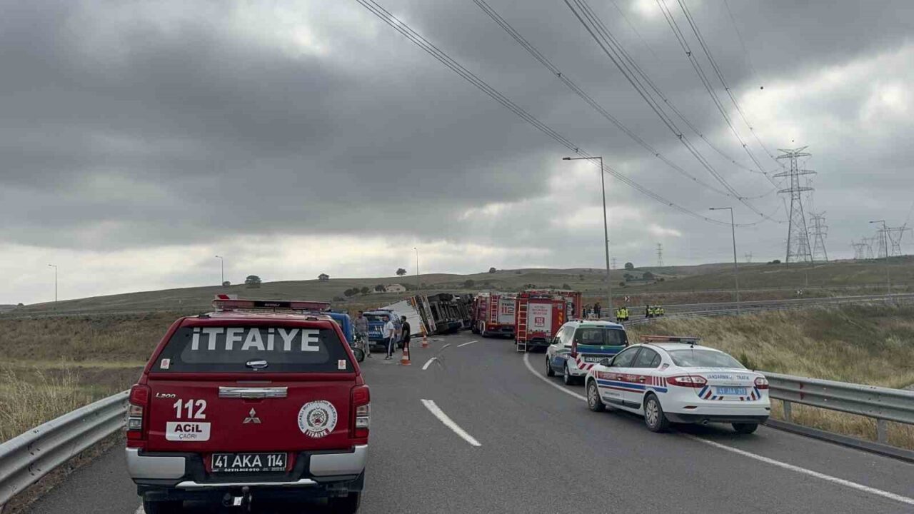 Kocaeli’nin Gebze ilçesinde karpuz yüklü tırın devrilmesi sonucu meydana gelen