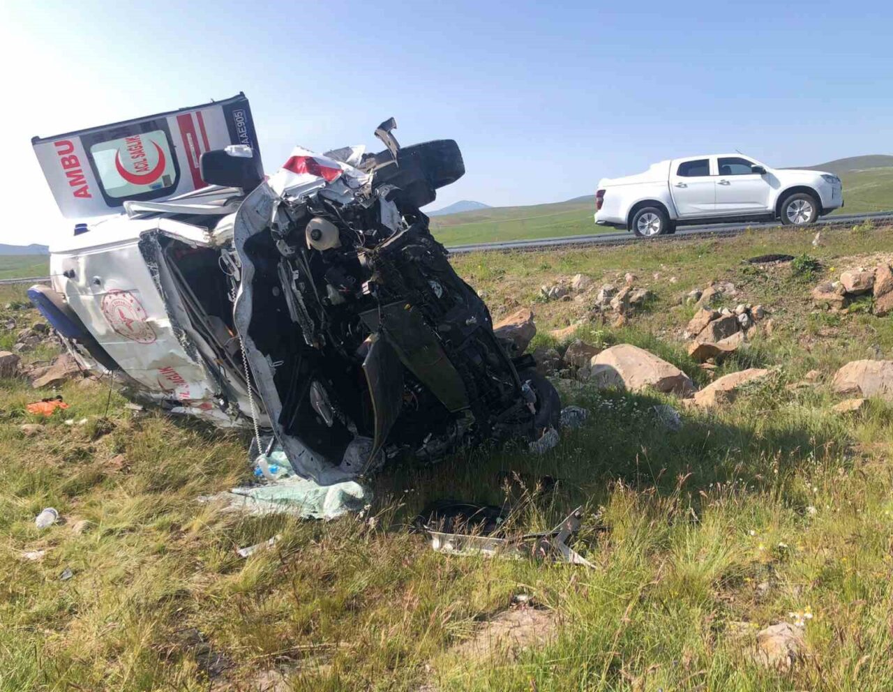Kars’ta ambulans şarampole uçtu. Feci kazada 1’i doktor 4 sağlık