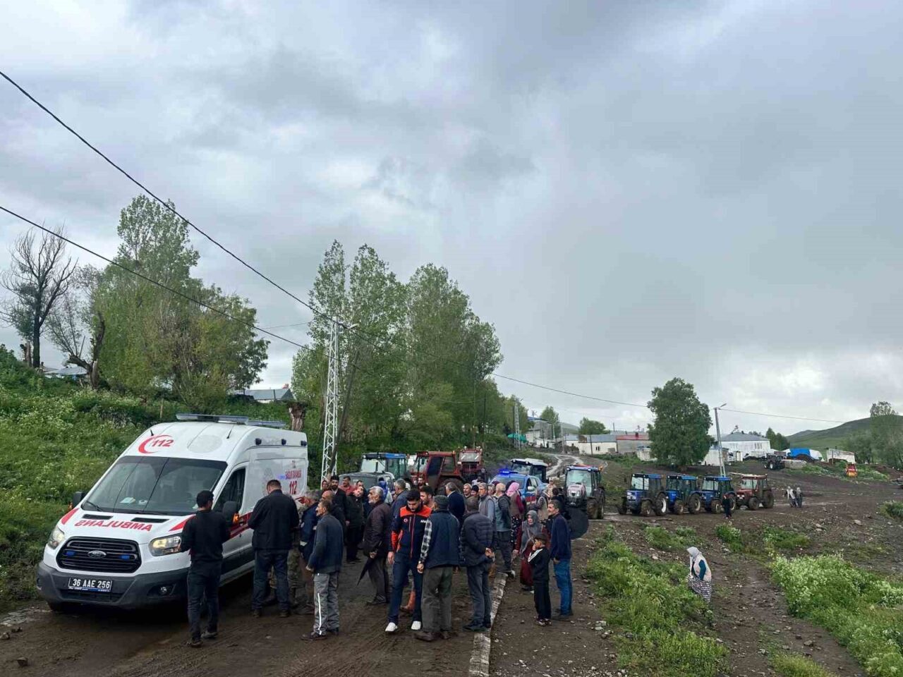Kars’ta arazide hayvan otlatan bir kişi, yıldırım düşmesi sonucu yaralandı.