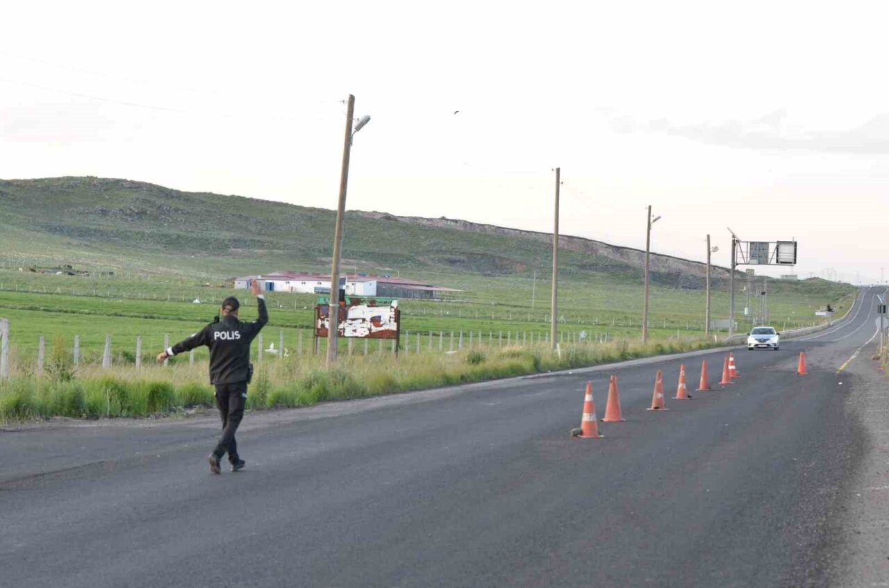 Kars’ta asayiş ve trafik uygulamaları sıklaştırıldı. Kars İl Emniyet Müdürlüğü’nce