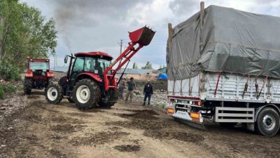 Kars’ta çamura saplanan tır köylülerin yardımıyla kurtarıldı. Kars’ın Arpaçay ilçesine