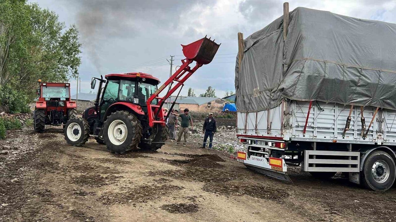 Kars’ta çamura saplanan tır köylülerin yardımıyla kurtarıldı. Kars’ın Arpaçay ilçesine