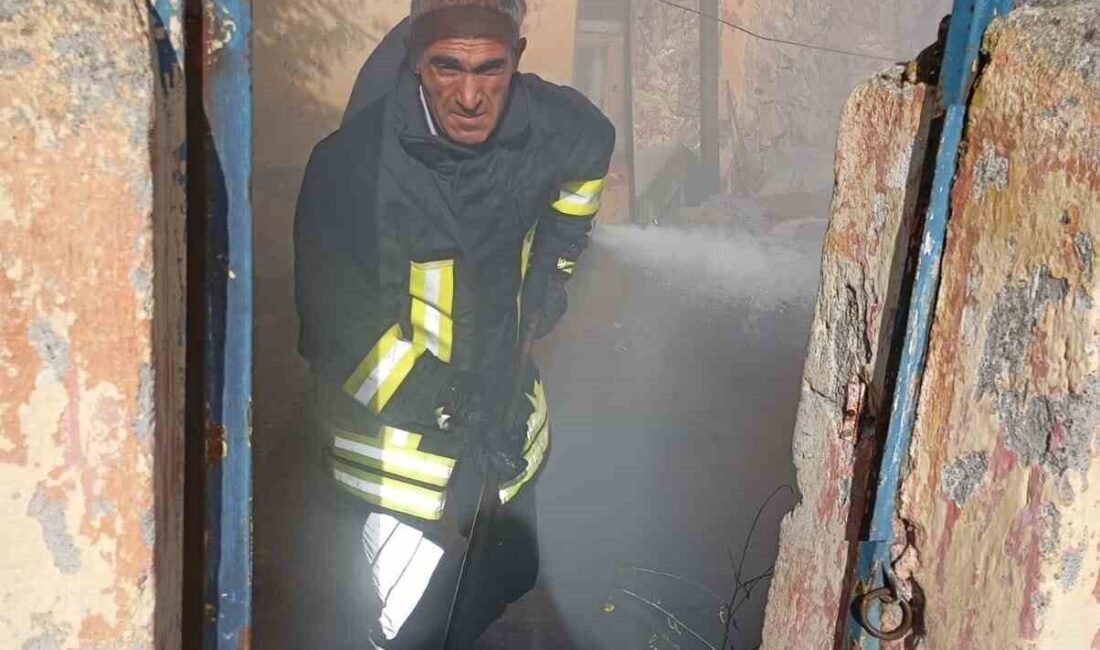 Kars’ta bir evinin çatısında çıkan yangın büyümeden söndürüldü. Olay merkez