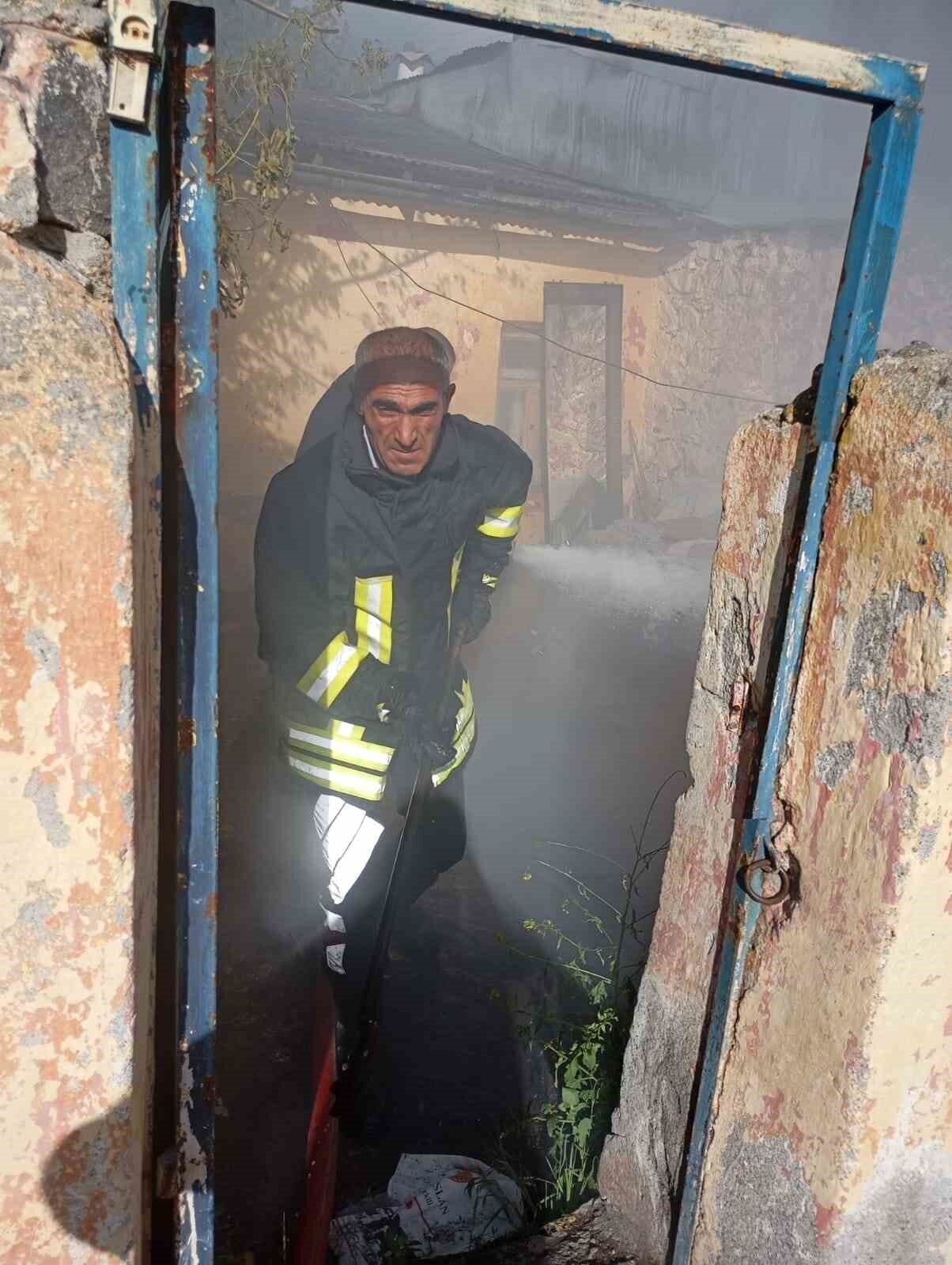 Kars’ta bir evinin çatısında çıkan yangın büyümeden söndürüldü. Olay merkez