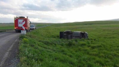 Kars’ta hafif ticari aracın şarampole devrildiği kazada 5 kişi yaralandı.