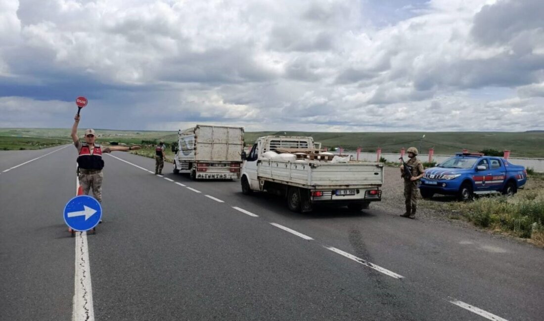Kars’ta 67 ekip, 289 jandarmanın katılımıyla ‘Huzurlu Sokaklar Uygulaması’ yapıldı.