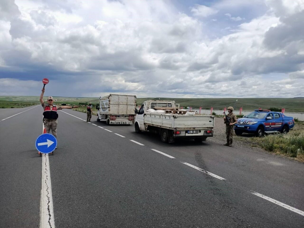 Kars’ta 67 ekip, 289 jandarmanın katılımıyla ‘Huzurlu Sokaklar Uygulaması’ yapıldı.