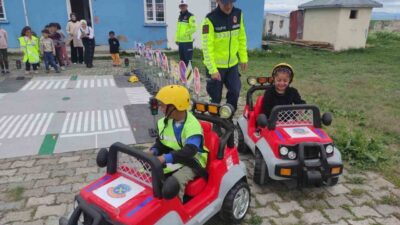 Kars’ta jandarma öğrencilere yönelik trafik eğitimi verdi. Kars İl Jandarma