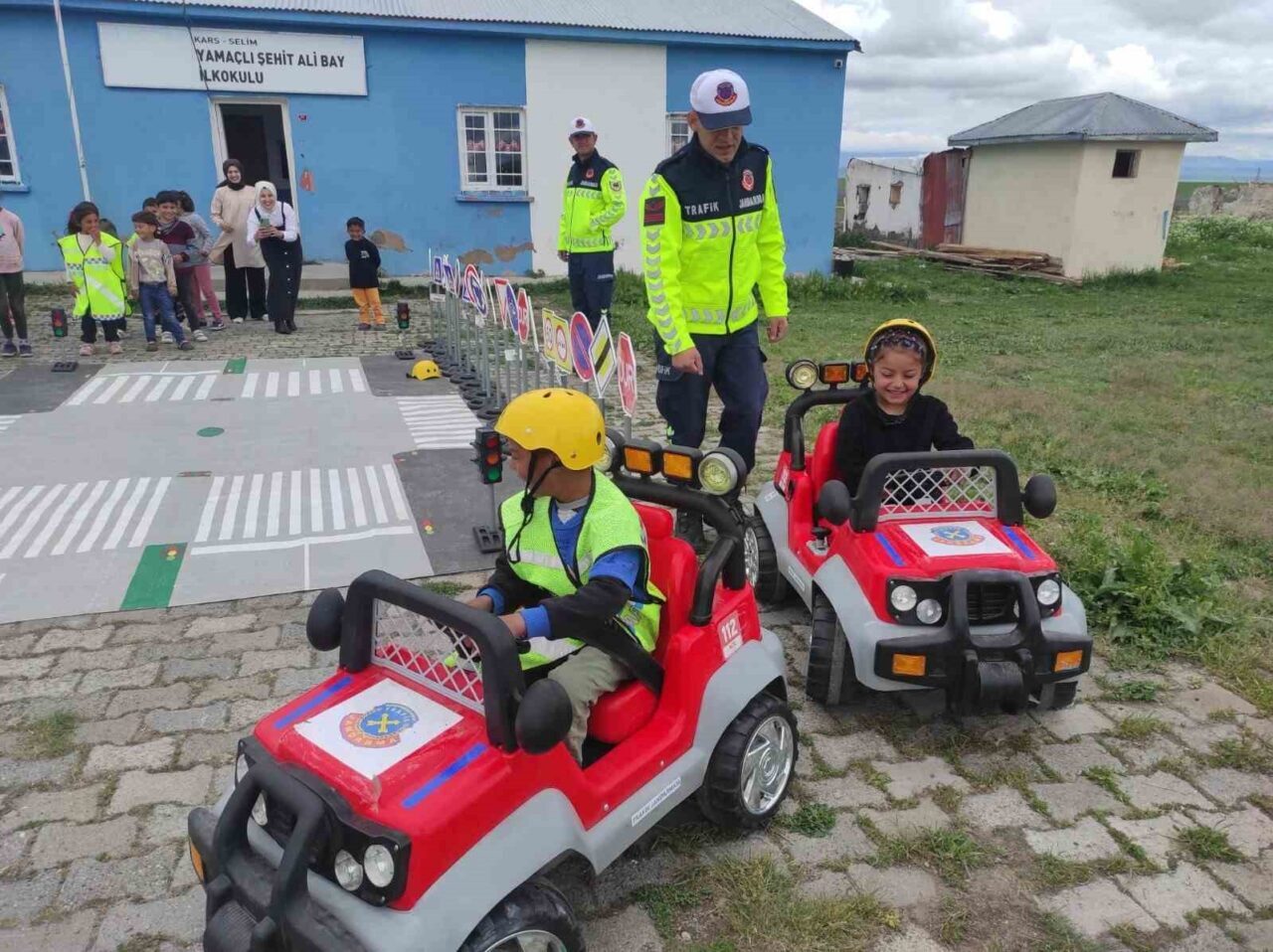 Kars’ta jandarma öğrencilere yönelik trafik eğitimi verdi. Kars İl Jandarma
