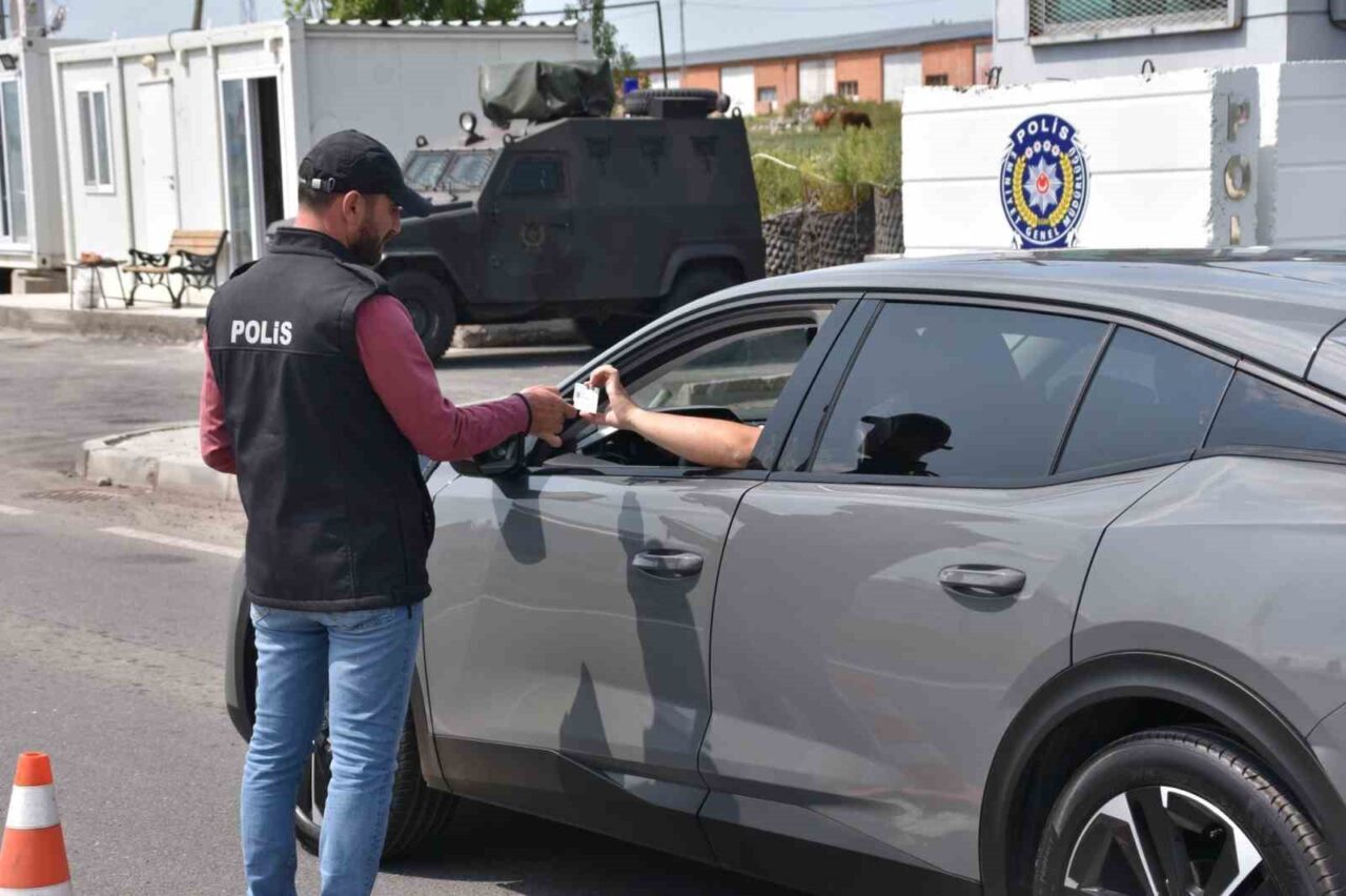 Kars’ta polis adeta göz açtırmıyor. Kent genelinde yapılan asayiş, trafik
