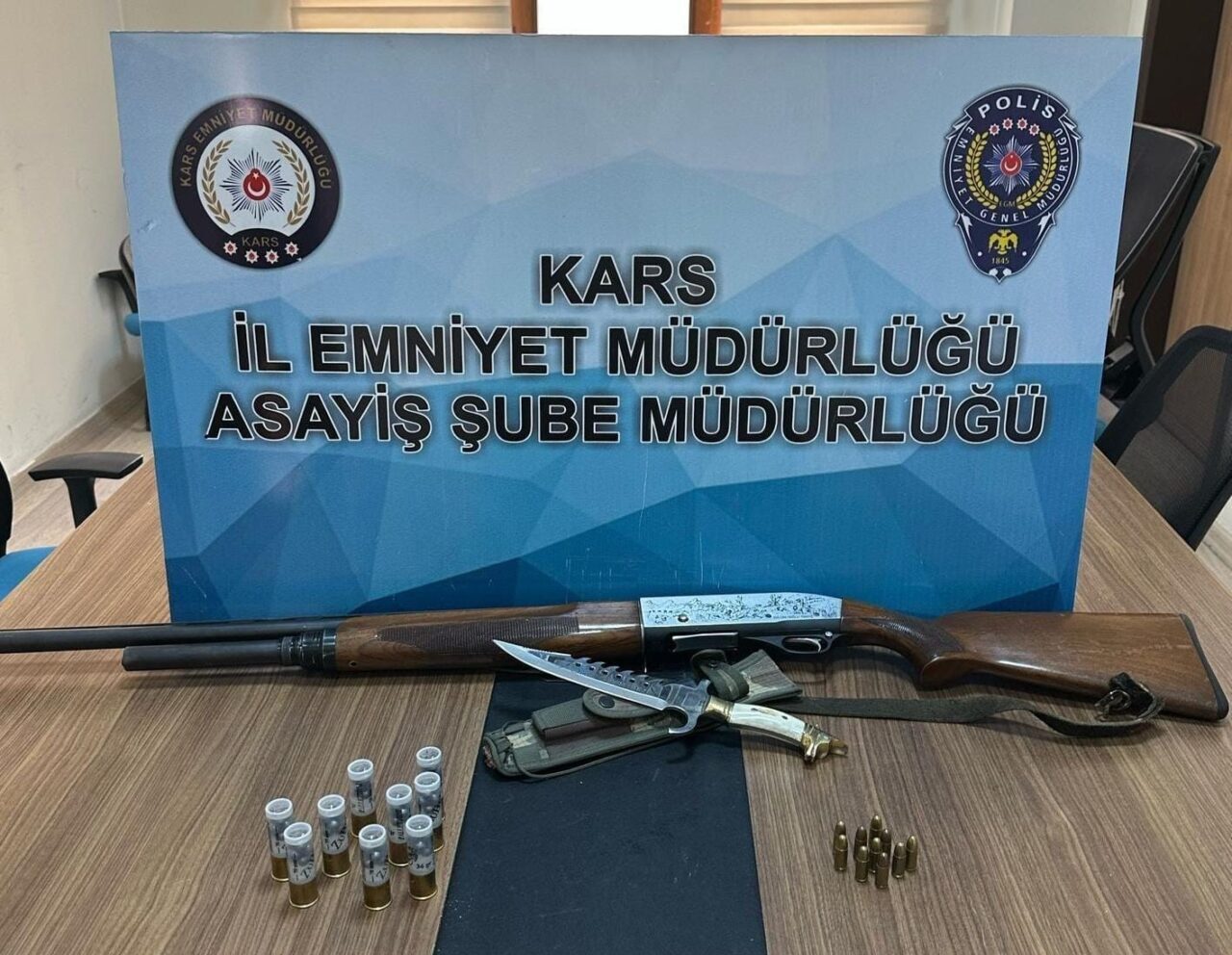 Kars’ta polis ekiplerince yapılan uygulamalarda silah, tüfek ve mühimmat ele