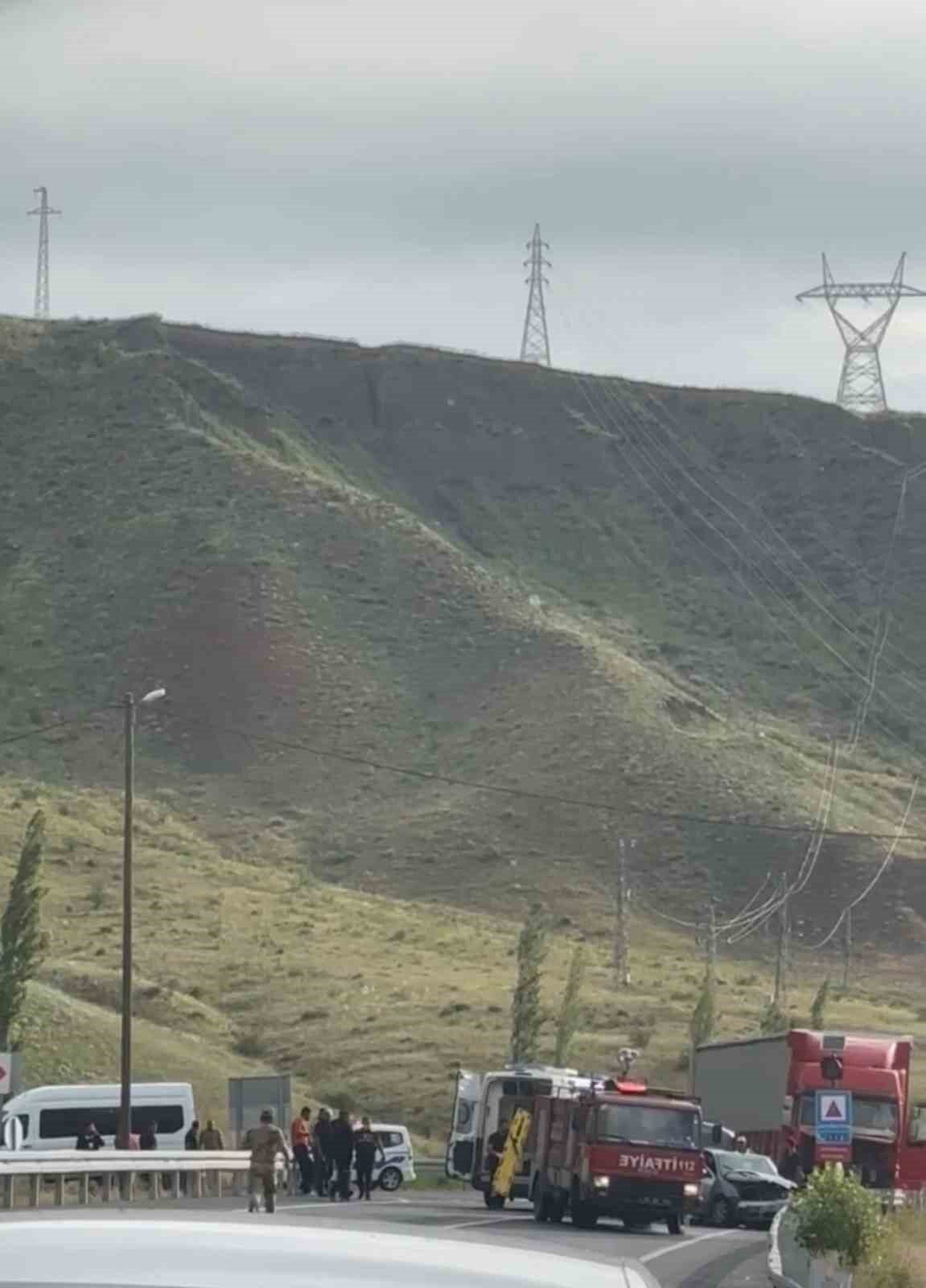 Kars’ta tır ile otomobil çarpıştığı kazada 1 kişi hayatını kaybetti,
