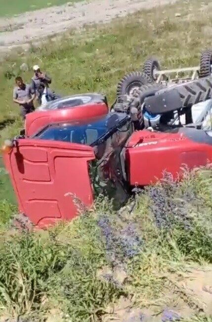 Kars’ta seyir halindeki traktör şarampole devrildi. Kaza; Merkez Aynalı köyü-